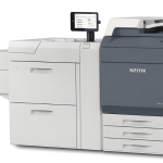 Xerox® Proficio™ PX300 Produktionsdruckmaschine – Seitenansicht und Bildschirm